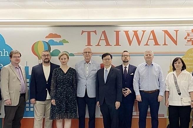 捷克参议院首席副议长德拉霍斯（左四）率科技部次长哈利科娃（左三）、贸工部总司长欧榷克（左一）及捷克国家博物馆馆长卢卡其（左二）等乙行访台，外交部欧洲司司长黄钧耀（左五）到机场欢迎。(外交部提供)