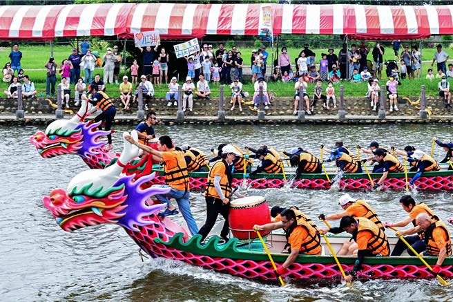 新竹縣縣長盃龍舟競賽10日在新豐鄉池和湖登場，有33隊角逐3個組別冠軍獎盃，競爭激烈。（羅浚濱攝）
