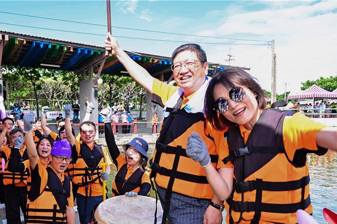 新竹縣縣長盃龍舟競賽10日在新豐鄉池和湖登場，縣府一級主管與縣議會議員等進行友誼賽，縣長楊文科（右二）擊鼓為縣府隊加油。（羅浚濱攝）