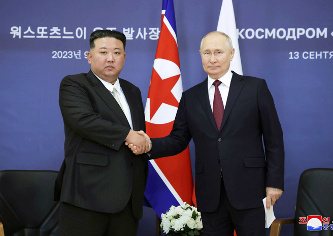 俄羅斯媒體Vedomosti 10日引述外交消息人士指出，俄羅斯總統普丁預計幾周內出訪北韓及越南。圖為北韓最高領導人金正恩2023年9月出訪俄羅斯，與普丁在俄國東方太空發射場（Vostochny Cosmodrome）碰面、準備會談的合影。（資料照／美聯社、朝中社提供）