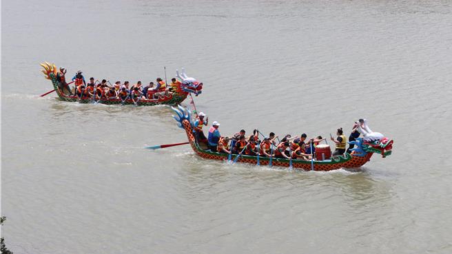 苗栗县端午节龙舟锦标赛， 10日在竹南镇港墘里中港溪畔龙舟码头登场。（苗栗县政府提供／李京升苗栗传真）