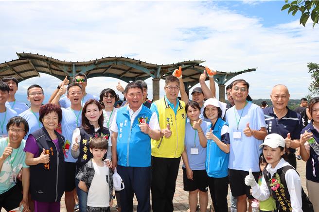 苗栗县长锺东锦等人为选手们加油打气。（苗栗县政府提供／李京升苗栗传真）