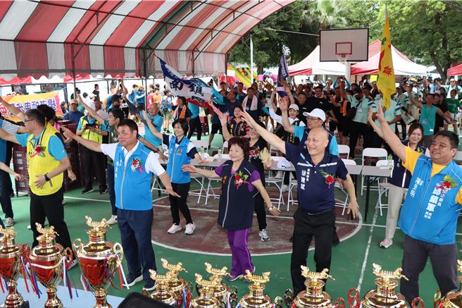 苗栗县长锺东锦等人与选手跳暖身操。（苗栗县政府提供／李京升苗栗传真）