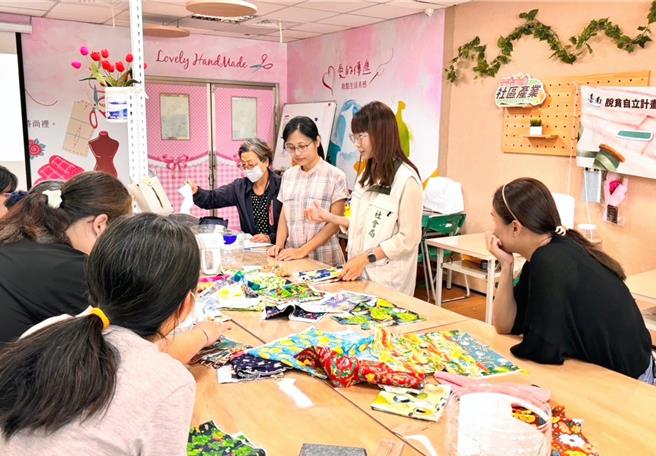 台南市政府社会局运用公益彩券盈余基金经费推动脱贫自立方案，与社会企业「多加思所」合作开办「一起缝出希望工坊」，培训出10名缝纫师。（社会局提供／洪荣志台南传真）