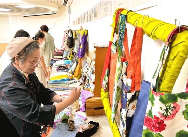 台南市政府社会局运用公益彩券盈余基金经费推动脱贫自立方案，与社会企业「多加思所」合作开办「一起缝出希望工坊」，培训出10名缝纫师。（社会局提供／洪荣志台南传真）