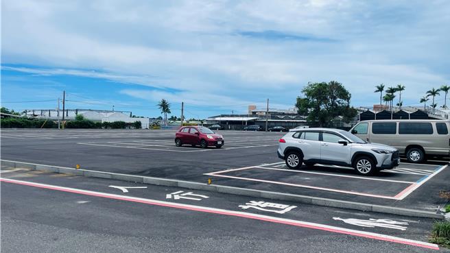 鄰近台東市鐵道藝術村的南昌街停車場，端午連假期間停車空位多。（蕭嘉蕙攝）