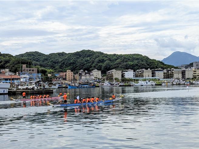 基隆市政府主辦的「端午龍舟競賽嘉年華」10日上午在基隆市八斗子漁港熱鬧開賽，基隆市長謝國樑到現場鳴槍，並為選手加油打氣。（張志康攝）