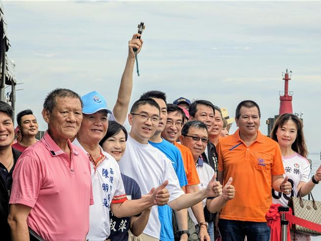 基隆市政府主辦的「端午龍舟競賽嘉年華」10日上午在基隆市八斗子漁港熱鬧開賽，基隆市長謝國樑（前左4）到現場鳴槍，並為選手加油打氣。（張志康攝）