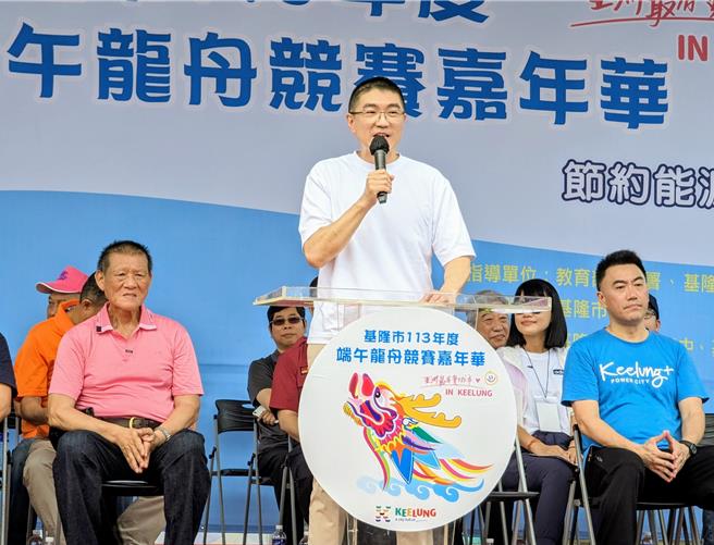 基隆市政府主辦的「端午龍舟競賽嘉年華」10日上午在基隆市八斗子漁港熱鬧開賽，基隆市長謝國樑（中）到現場鳴槍，並為選手加油打氣。（張志康攝）