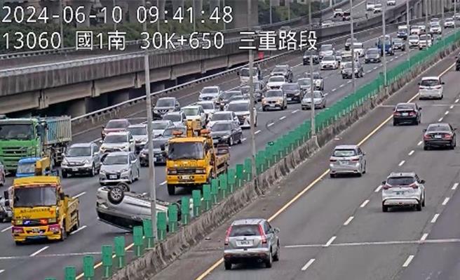 國1北向30.8公里上午發生小客車撞內護欄翻覆事故占用內線車道，導致回堵3公里。（高公局提供／陳祐誠台北傳真）