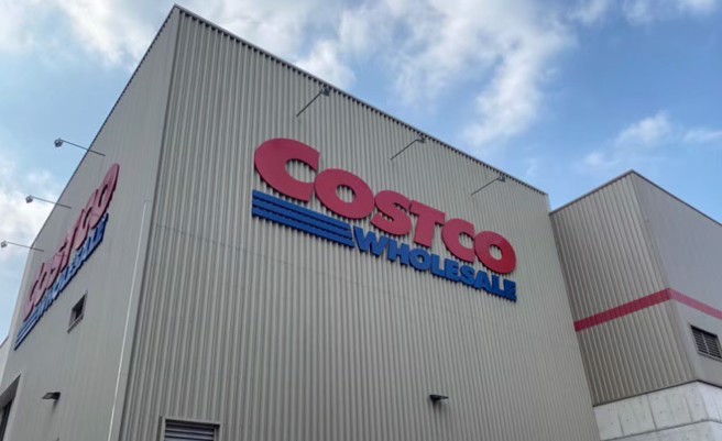 民眾看到好市多官方IG廣告推銷「豪華鮮蝦沙拉堡」限時優惠從485元降到385元，當日特地前去消費卻發現商品不僅沒售完，還偷偷改回原價。（示意圖／本報資料照）