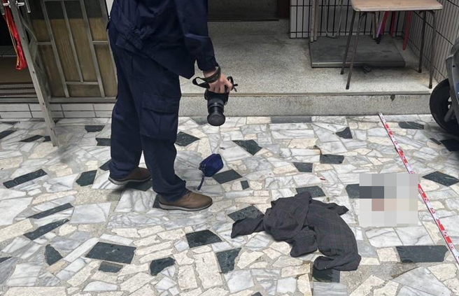 婦人闖入大樓後墜落至社區中庭，警方到場採證釐清案情。（民眾提供／潘虹恩台中傳真）