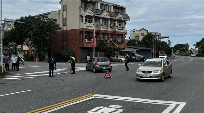 宜蘭市南津路與環市南路口發生一起轎車與機車擦撞嚴重死亡車禍。（民眾提供／吳佩蓉宜蘭傳真）