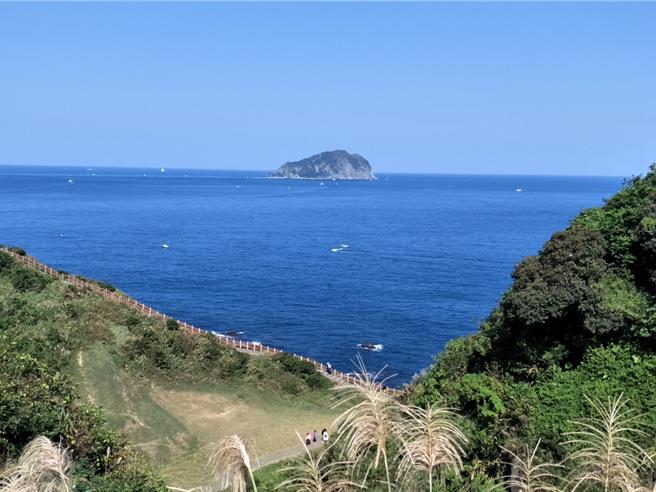 國立海洋科技博物館10日宣布，為慶祝台2線濱海公路搶通，自11日起到6月底止，各場館入場門票半價優惠。（國立海科館提供／張志康基隆傳真）