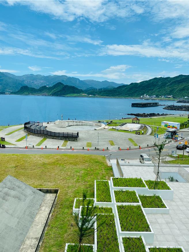 國立海洋科技博物館10日宣布，為慶祝台2線濱海公路搶通，自11日起到6月底止，各場館入場門票半價優惠。（國立海科館提供／張志康基隆傳真）