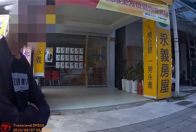 锺男在糗测前不停大力吐气，但酒测值仍是超标。（翻摄照片／洪靖宜高雄传真）