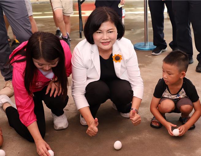 云林县长张丽善（中）10日表示国庆焰火确定在虎尾高铁特定区施放，从高铁站走路约5分钟就可到达，非常便利，高铁、台铁与公共巴士都会作妥善分流，确保交通顺畅。（云林县政府提供／张朝欣云林传真）