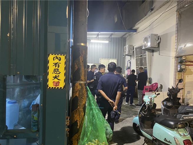 屋主在賭場門口張貼「內有惡犬」貼紙，企圖使一般人難以靠近。（高雄市警方提供／林雅惠傳真）