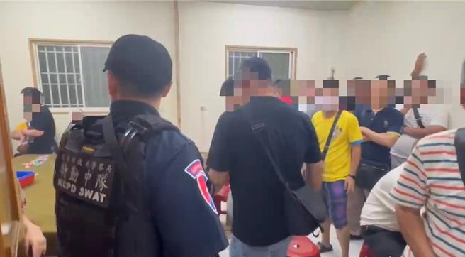 不肖賭徒想趁端午連假發財，警方於今日凌晨2時突襲搜索，當場查獲膠質天九牌職業賭場，逮捕工作人員及賭客共58人，查扣賭資及抽頭金新台幣共21萬8000元。（高雄市警方提供／林雅惠傳真）