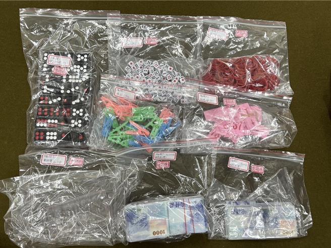 不肖賭徒想趁端午連假發財，警方於今日凌晨2時突襲搜索，當場查獲膠質天九牌職業賭場，逮捕工作人員及賭客共58人，查扣賭資及抽頭金新台幣共21萬8000元。（高雄市警方提供／林雅惠傳真）