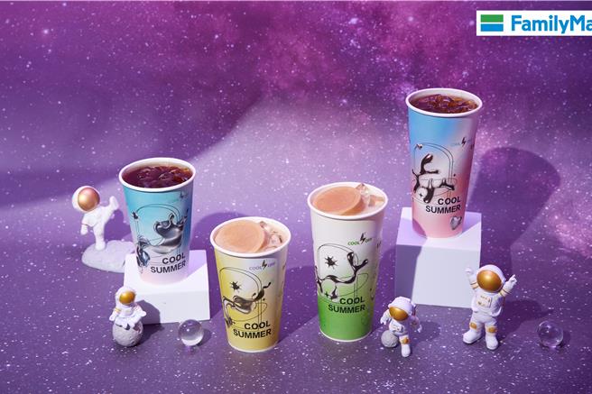 全家Let’ Café推「經典冰磚拿鐵」，將原有冰拿鐵再加入整塊咖啡拿鐵冰磚，限時享特價。（全家提供／朱世凱台北傳真）