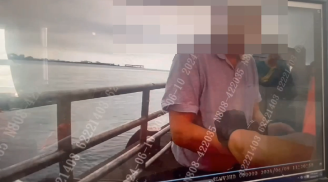 大陸偷渡客自對岸駕駛快艇登陸淡水漁人碼頭。（海巡署提供）