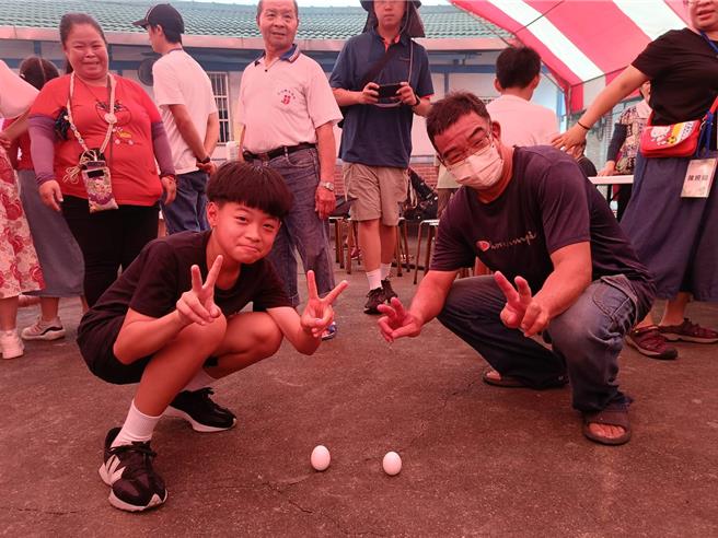 田尾鄉南鎮社區舉辦端午限定立蛋活動，趣味活動吸引超過百位親子前來參加，薛小弟（左）第二次參加立蛋活動，他開心的說，我一下子就把蛋立起來了。（葉靜美攝）