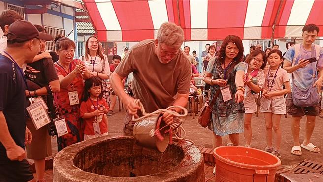 遠從美國德州而來的Darrick Otten，因緣際會來田尾訪友，和老婆都報名參加田尾鄉南鎮社區舉辦的古井汲水競賽，體驗端午傳統節慶。