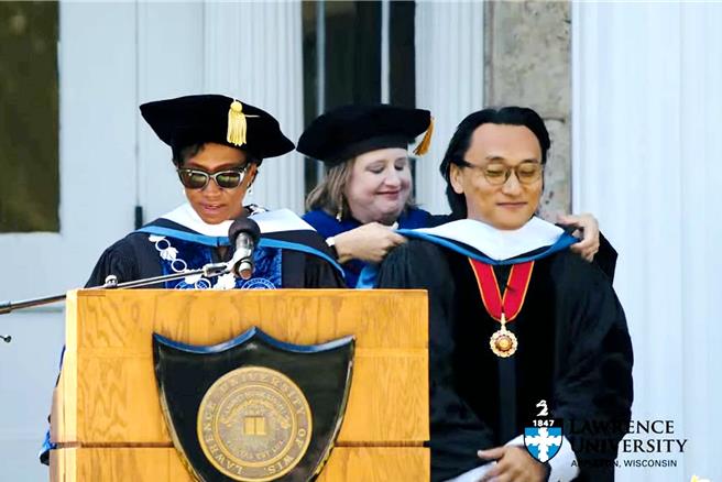 台湾女婿《不丹没有枪》导演巴沃邱寧多杰（右）荣获美国劳伦斯大学颁发荣誉博士学位。（海鹏提供）