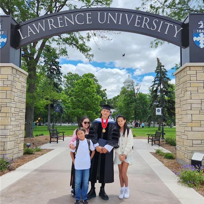 巴沃邱寧多杰毕业后18年，携家人重返美国母校。（海鹏提供）