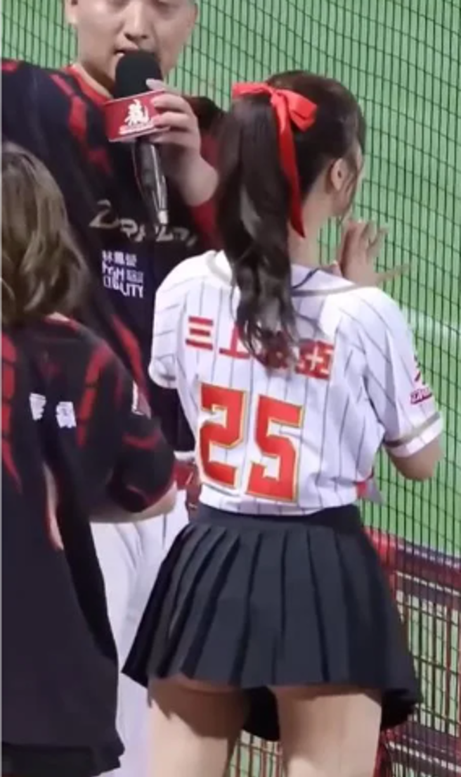 三上悠亚裙子太短，跳舞时露出屁股蛋。（图／翻摄自Threads）