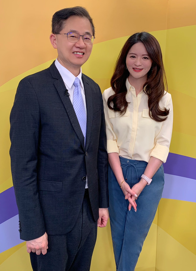 台湾运彩总经理林博泰（左）上时来运转节目，与主持人尉迟佩玉谈运彩眉角。（林胜发摄）