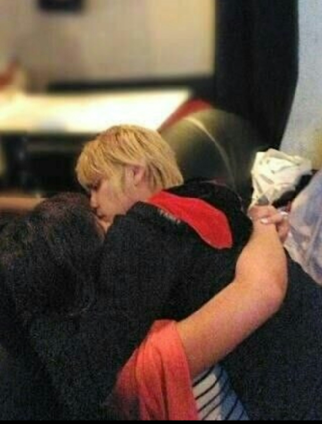 三上悠亚当年激吻男偶像，被拍下照片外传（图／翻摄自X）