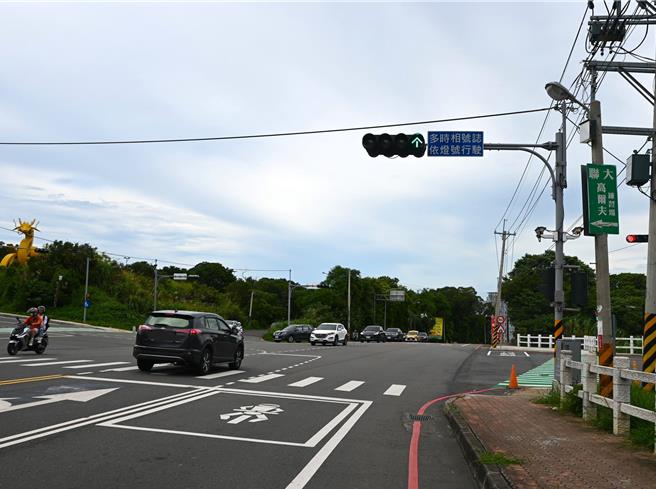 联合大学二坪山校区前尖丰路（台13线）与联大路口今天起试办不强制两段式左转3个月。（李京升摄）