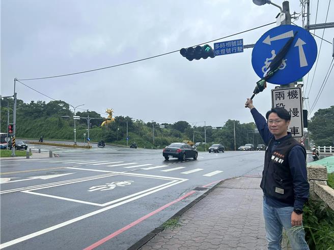 县议员陈光轩接获学生陈情。（陈光轩提供／李京升苗栗传真）