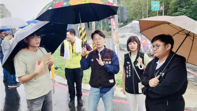 县议员陈光轩、徐筱菁等人到场会勘。（陈光轩提供／李京升苗栗传真）