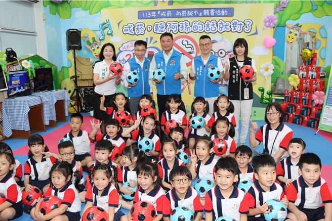 苗栗县长锺东锦鼓励乡亲踊跃加入戒菸行列，才能有更长久时间陪伴小朋友成长。（苗栗县政府提供／李京升苗栗传真）