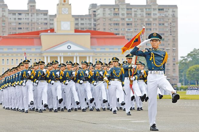 国防部长顾立雄日前要求，以后陆官校庆改走正步、不再踢正步，引发正步存废的讨论。图为日前陆官校庆预演，学生踢正步通过阅兵台。（图 / 陆军司令部提供）