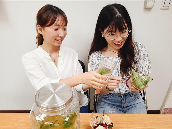 新北市綠美化環境景觀處鼓勵民眾自種艾草，只需善用自家陽台、屋頂或閒置空間，即可輕鬆打造出兼具綠化療癒、好吃好玩的可食地景。（新北市景觀處提供）