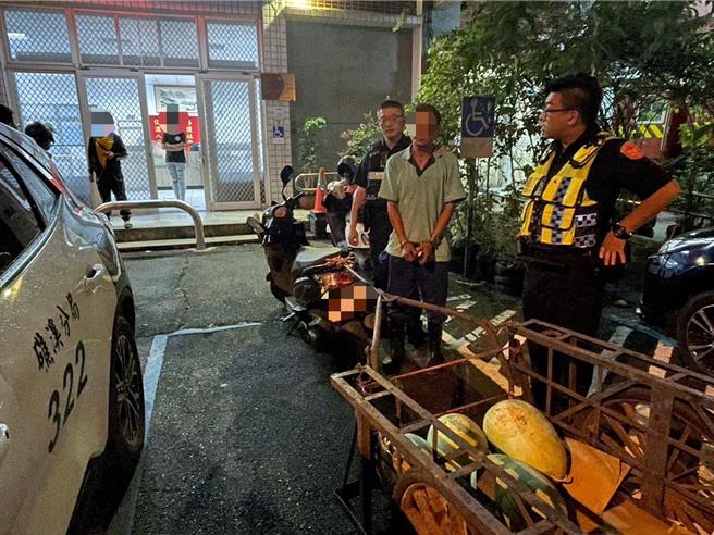 薛男头戴探照灯于现场窃取西瓜，并有5颗西瓜在他的机车与拖板车上。（警方提供／吴佩蓉宜兰传真）