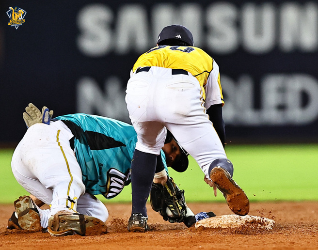 中信兄弟9日險勝台鋼雄鷹，游擊手江坤宇（右）9局上關鍵守備成為贏球關鍵之一。（中信兄弟提供）