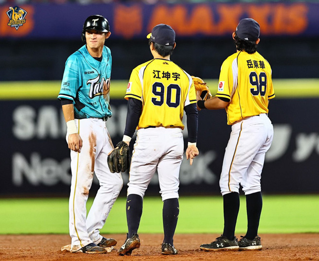 中信兄弟9日險勝台鋼雄鷹，游擊手江坤宇（中）9局上處殺掉陳文杰（左）的關鍵守備成為贏球關鍵之一。（中信兄弟提供）