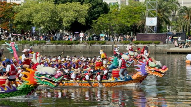 2024高雄愛河端午國際龍舟嘉今（10）日下午舉行國際友誼賽，共4支隊伍爭霸，最終日本隊奪冠。（柯宗緯攝）