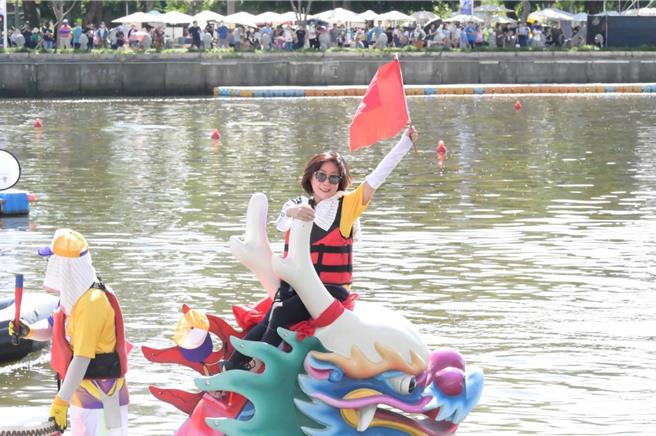 高市議會這次以近3分之1船身大敗市府隊，勇奪國際友誼賽亞軍，議長康裕成賽後大喊「爽」！（柯宗緯翻攝）