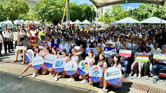 2024高雄愛河端午國際龍舟嘉今（10）日下午舉行國際友誼賽，共4支隊伍爭霸。（柯宗緯攝）