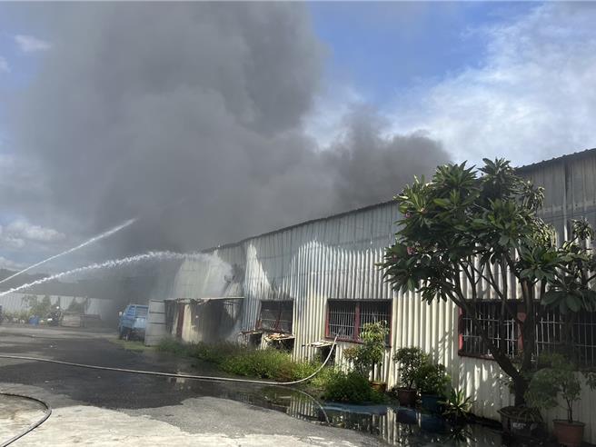 高雄市仁武區新寶街一間油漆工廠今天下午2時28分傳出火警，高雄市消防局接獲報案後，立即出動14輛消防車及31名消防人員趕赴現場搶救。（高雄市消防局提供／林雅惠傳真）
