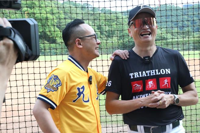 基隆市議會議長童子瑋（左）與退役職棒球員馮勝賢（右）一起與少棒球員練球，希望能夠積極引進更多專業的、職業的棒球資源到基隆來，為基隆的棒球運動帶進活水。（童子瑋服務處提供／張志康基隆傳真）
