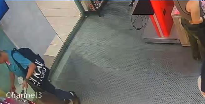 身穿藍衣男子在遊戲店內閒晃，見四下無人竟偷走3片PS5遊戲片欲變賣，遭警方成功查緝到案。（翻攝照片／任義宇高雄傳真）