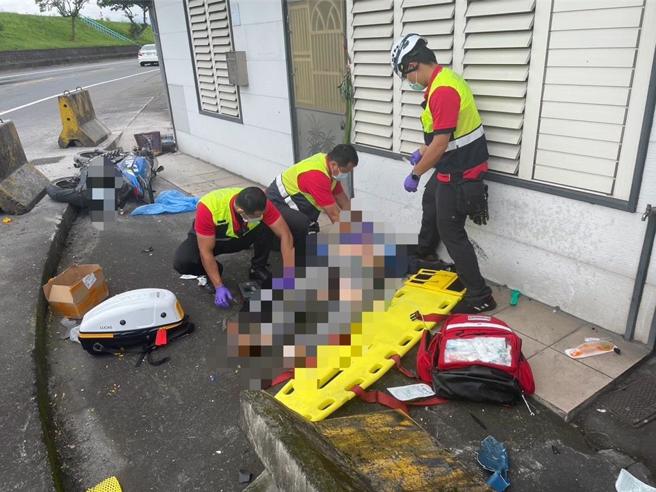機車騎士撞飛後當場無意識。（民眾提供／吳佩蓉宜蘭傳真）