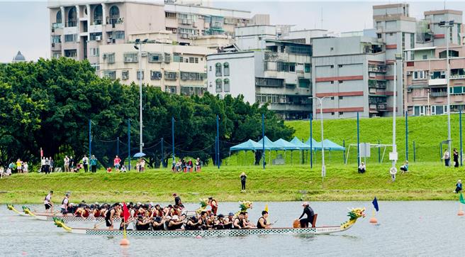 第14屆議長盃龍舟錦標賽今進行第2天賽程，由各隊爭奪最後冠軍獎杯。（呂健豪攝）